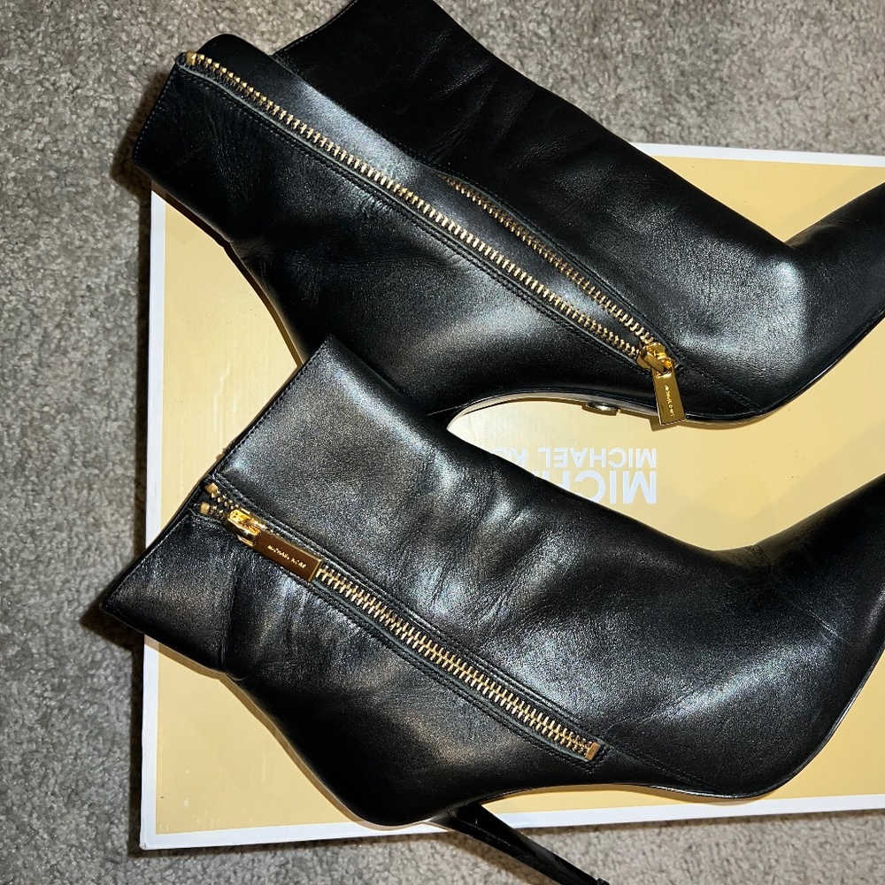 Michael Kors: KEKE BOOTIE LEATHER